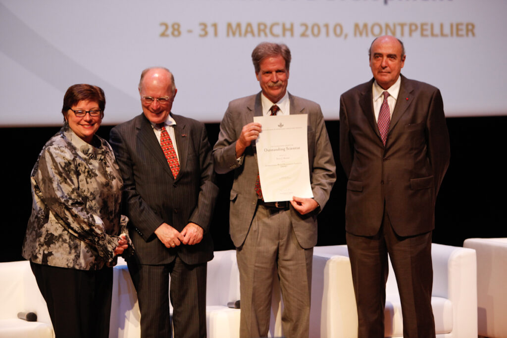 David Molden (third from left) shows the diploma for the CGIAR Outstanding Scientist of the Year award, during the Global Conference on Agricultural Research for Development in Montpellier, France, on March 29, 2010. Photo: CGIAR.