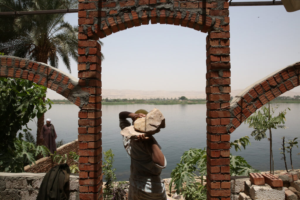 Construction workers build stronger riverbanks along the Nile River to protect it from erosion. Dominic Chavez/World Bank.