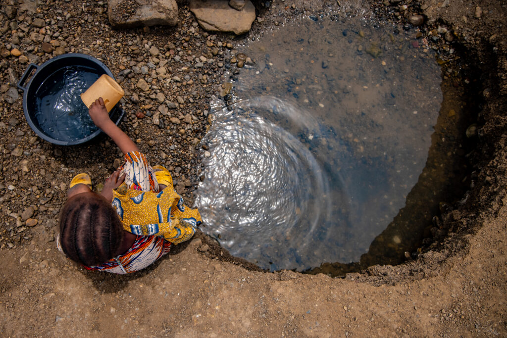 Girl fetching water from a dug out, Dumnazerbu, Adamawa State, Nigeria. Joe Bala / IWMI