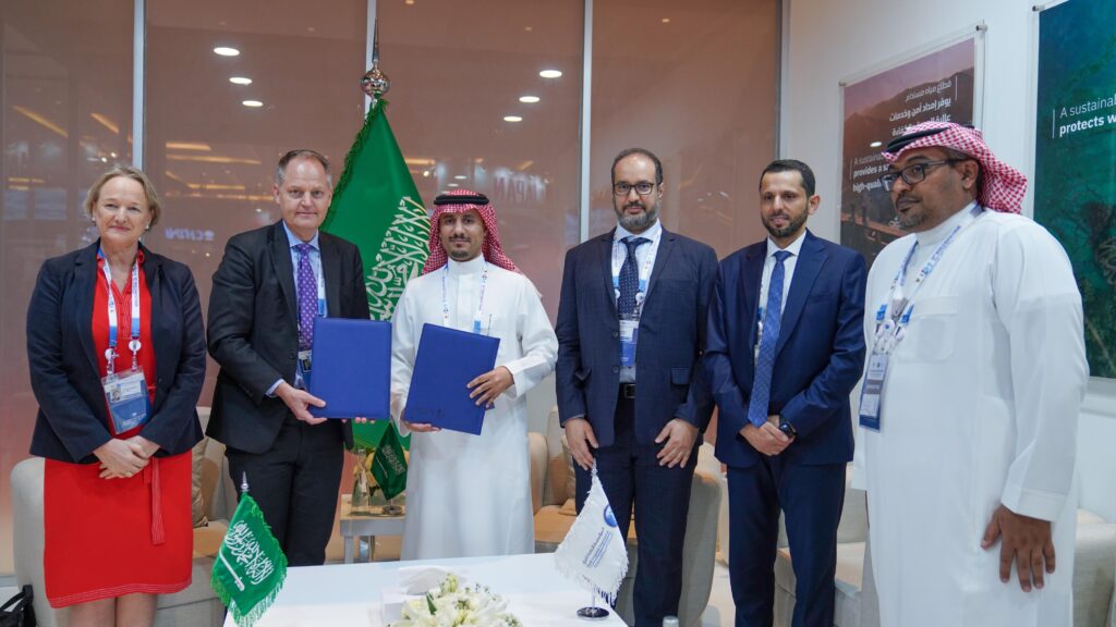 (From left to right) IWMI Director General Mark Smith (second from left) and Saudi Irrigation Organization Head and Chief Executive Officer Muhammad bin Zaid Abuhaid (third from left) pose for a photograph after signing the supplement to the Memorandum of Understanding between their organizations, during the 10th World Water Forum in Bali, Indonesia. Also pictured are IWMI Deputy Director General Rachael McDonnell (first from left) and representatives from the Saudi Irrigation Organization. Photo: IWMI