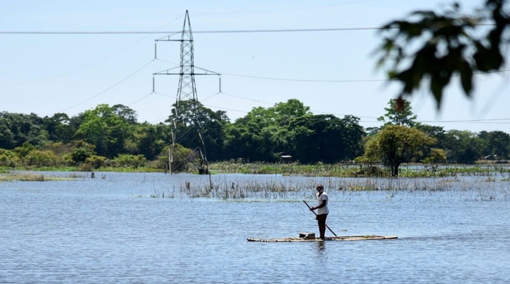 Navigating floods using traditional boats near Kaziranga. Photo: Tanmoy Bhaduri / IWMI