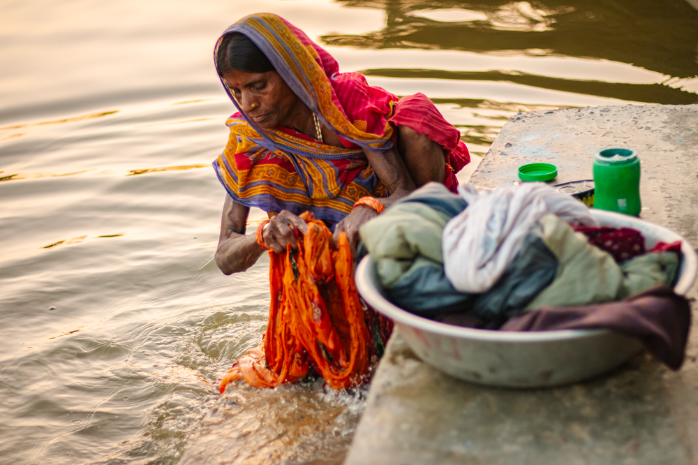 A woman washes laundry at a local pond in the Sarlahi district of southern Nepal. Photo: Vision 360 for IWMI